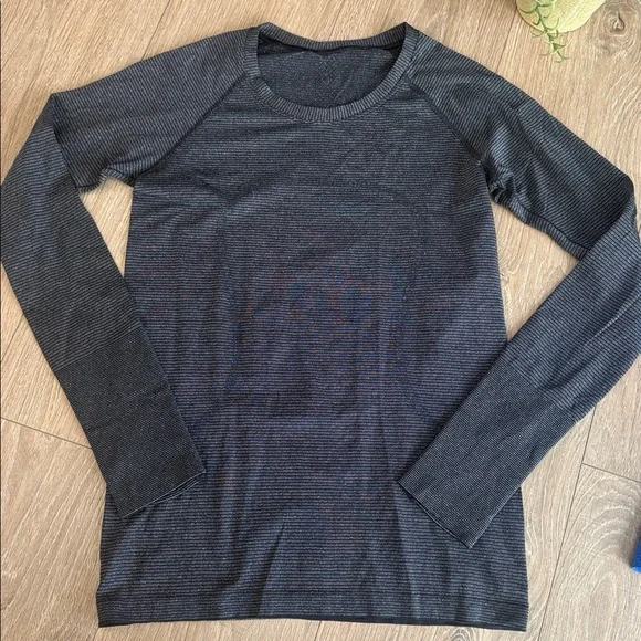 ((2 PIECE)) LULULEMON WORKOUT TOP BUNDLE SIZE 8/MEDIUM EEEUC - Picture 6 of 9